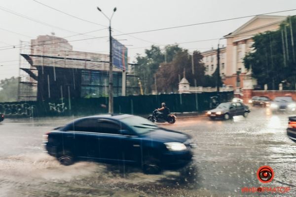 Дождь парализовал движение транспорта в Днепре