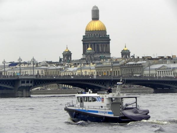 Навигация по рекам и каналам Петербурга продлится до 15 ноября