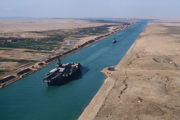 Самый большой контейнеровоз в мире прошел Суэцкий канал