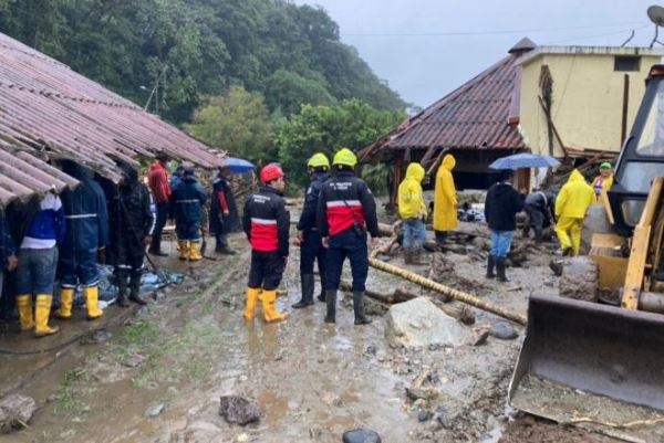 В центральных частях Эквадора произошли наводнения, есть жертвы