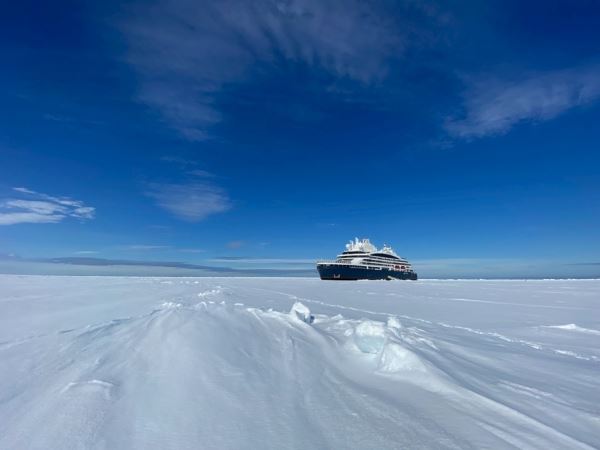 Полярный исследовательский лайнер достиг Северного полюса