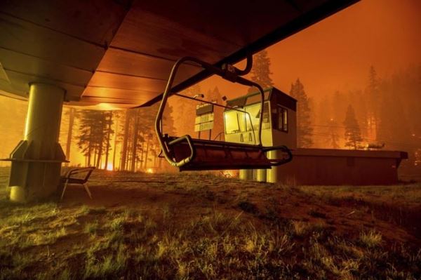 Тысячи людей спасаются бегством от лесного пожара в Калифорнии